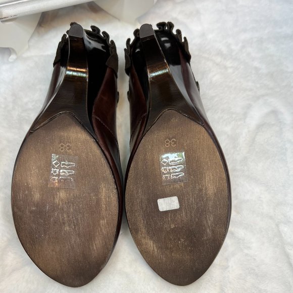 CHANII B Brown Leather w Suede Ruffle Trim and Gold Accent Heels- 7.5 - Picture 10 of 12